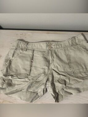 BKE Women's Cargo Shorts in Light Khaki